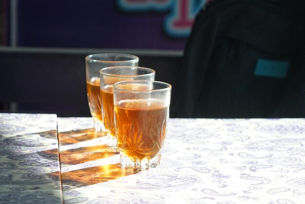 Foto een glas thee op tafel.