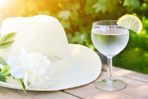 Een glas verfrissend koud water met een schijfje citroen in de zomer.