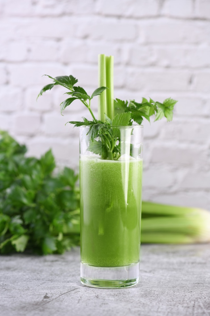Een glas vers gemaakte selderij smoothie. Een detoxdrank voor mensen die om gezondheid geven.