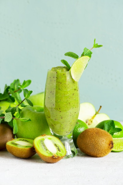 Een glas vers groen fruit smoothie op de tafel