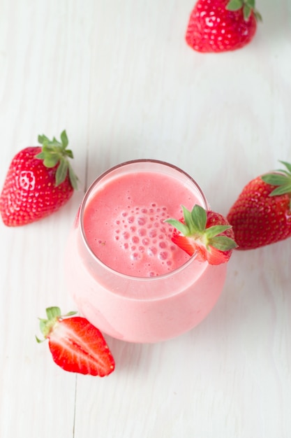 Een glas verse aardbeiensmoothie