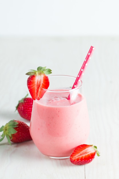 Een glas verse aardbeiensmoothie