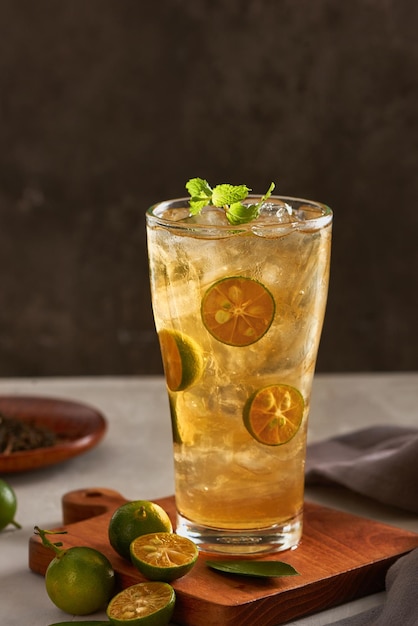 Een glas verse cumquat limonade thee.