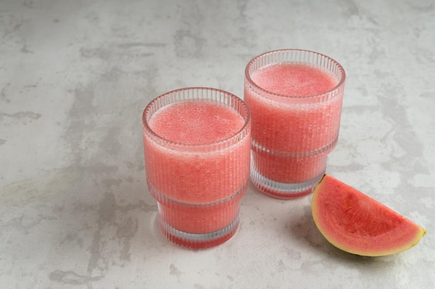 Een glas voedzaam biologisch roze guavesap.