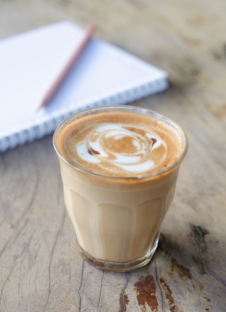 Een glas warme koffie op houten tafel