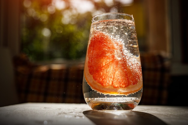 Een glas water met grapefruit