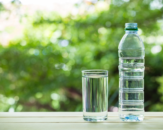 een glas water op aardachtergrond