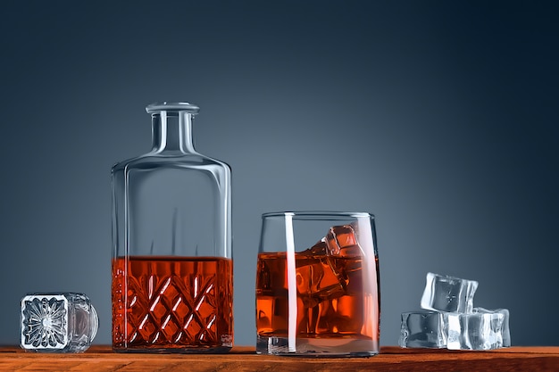 Een glas whisky of cognac, een karaf en ijsblokjes