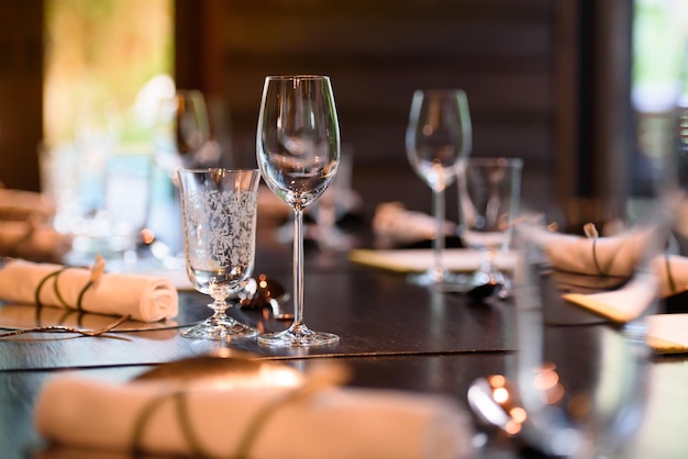 Foto een glas wijn op tafel in een restaurant.