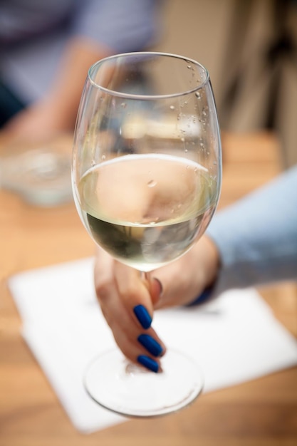 Foto een glas wijn op tafel.