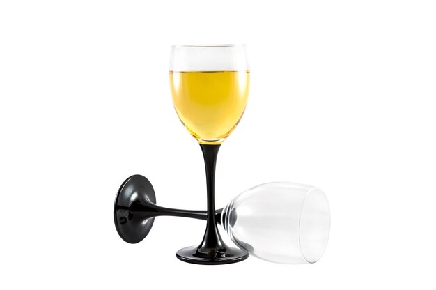 Een glas witte wijn en een leeg glas dat op wit wordt geïsoleerd