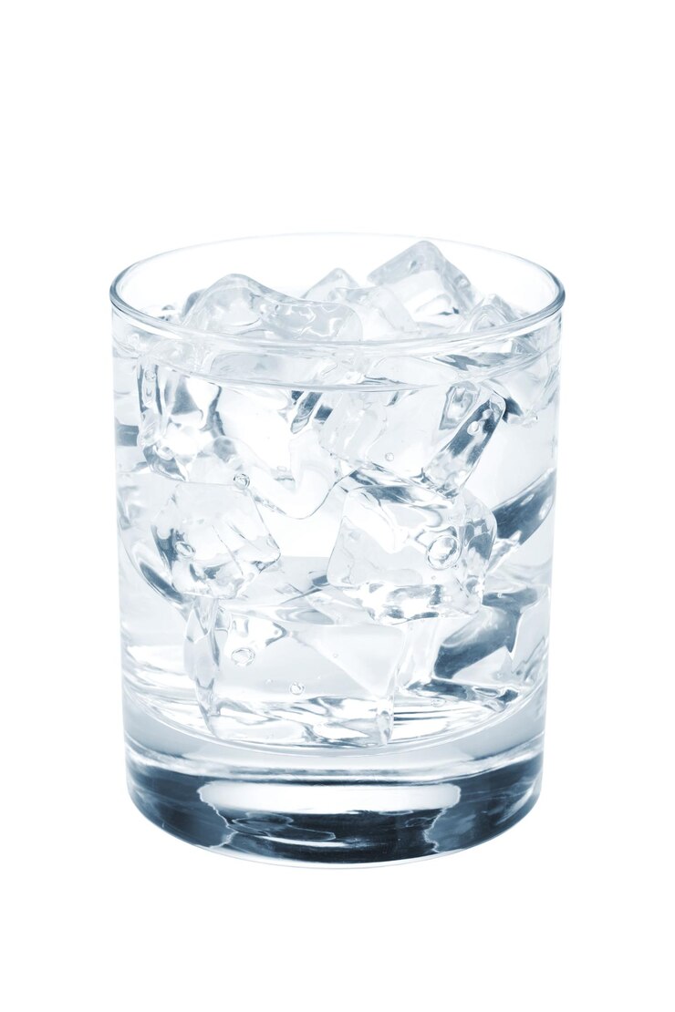 Een glas zuiver water met ijsblokjes.