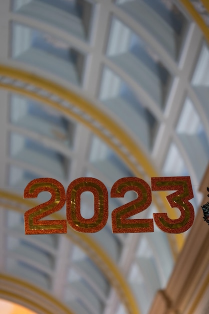 Een glazen display met daarop de cijfers 2023