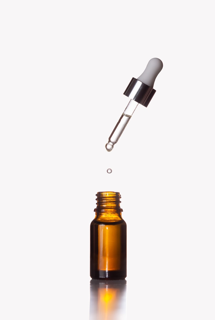 Foto een glazen pot en een vliegende druppelaar met een druppel