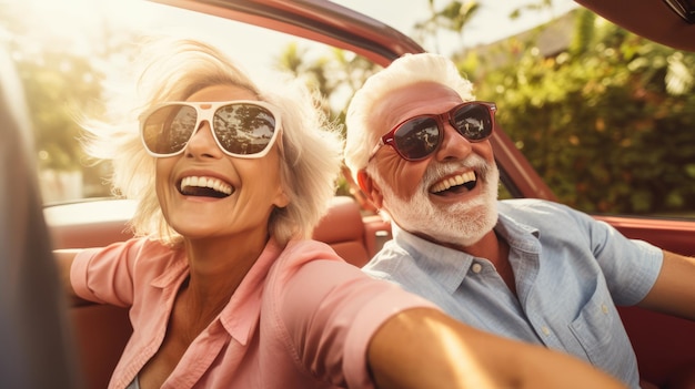 Foto een glimlachend stel in een rode cabriolet geniet van een zonnige dag rijden de vrouw draagt een rode sjaal de man