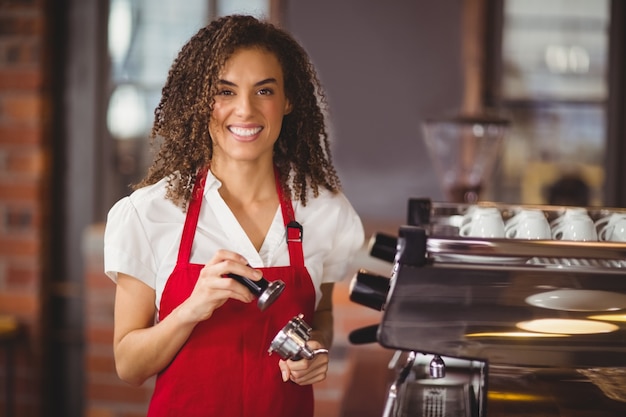 Een glimlachende barista dringende koffie