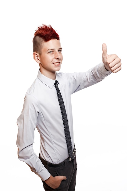 Een glimlachende tiener toont zijn geïsoleerde duim omhoog