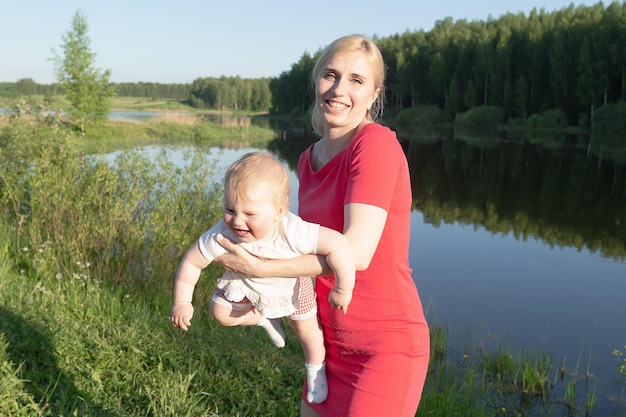 Een glimlachende vrouw houdt een baby in haar armen Moederdag Gezinsleven