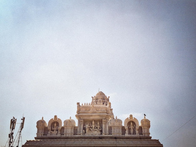 Een glimp van een majestueuze tempel onder de heldere lucht
