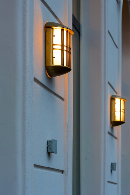 Foto een gloeiende lamp op de muur van een gebouw