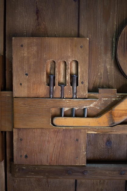 Een goed voorbeeld van de werking van het mechanisme van het deurslot en het slot is squawned. primitieve indeling van hout