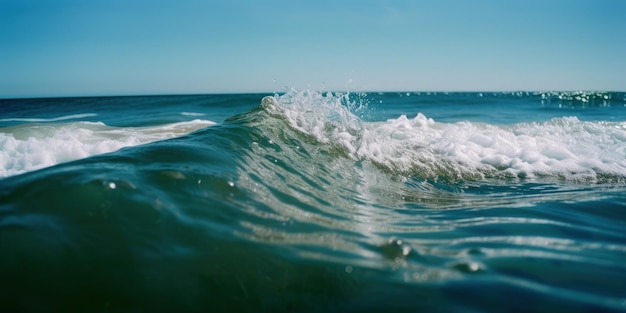 Een golf breekt op de oceaan en de zon schijnt op het water.