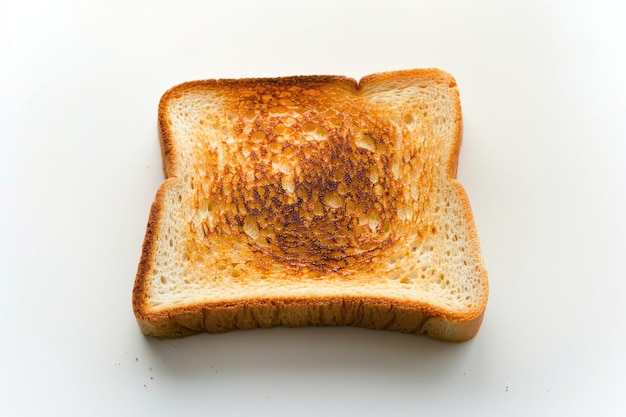 Een goudbruin stukje toast op een helderwitte oppervlakte