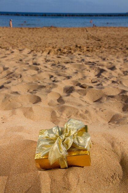 Een gouden kerstcadeau op het strand