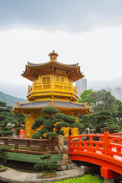Een gouden pagode in Nan Lian-tuin in Hong Kong