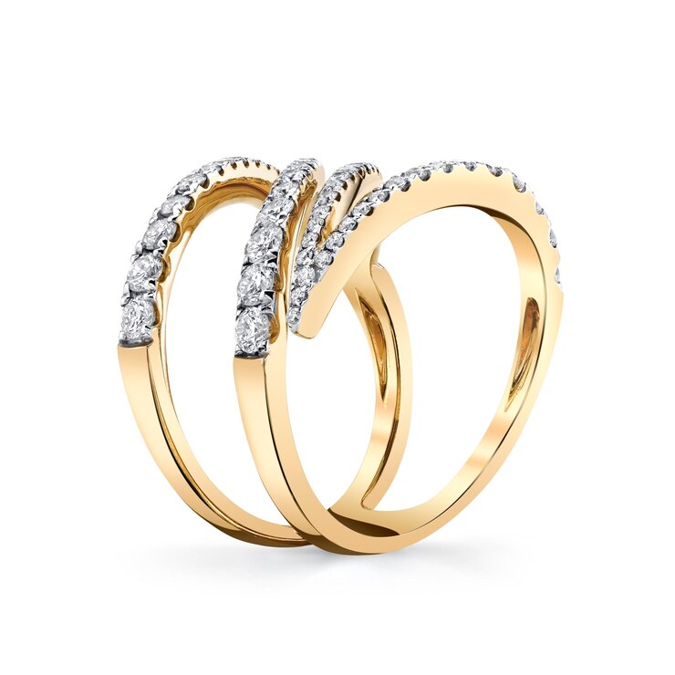 Foto een gouden ring met diamanten erop