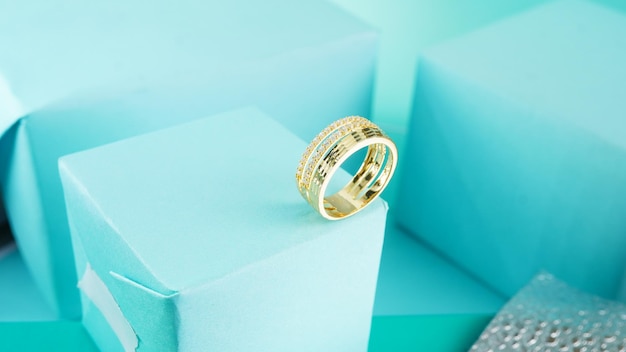 Een gouden ring op zijden achtergrond met lintgouden bruiloft mode-sieraden voor haar