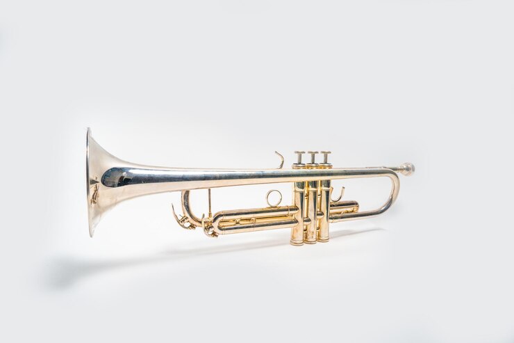 Foto een gouden trompet met een gouden band erop wordt getoond