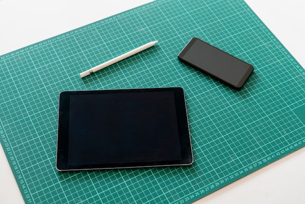 Een grafisch ontwerper werkplek met tablet, creatieve pro bezetting