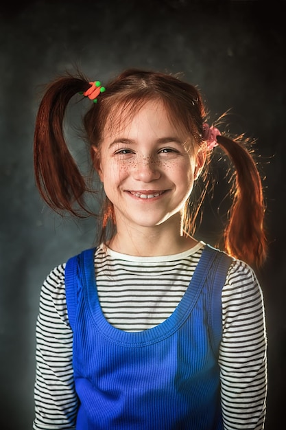 Foto een grappig schattig portret van een klein meisje met pippi langkous