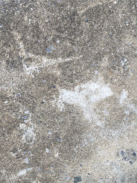 Een grijze betonnen vloer met witte verf erop