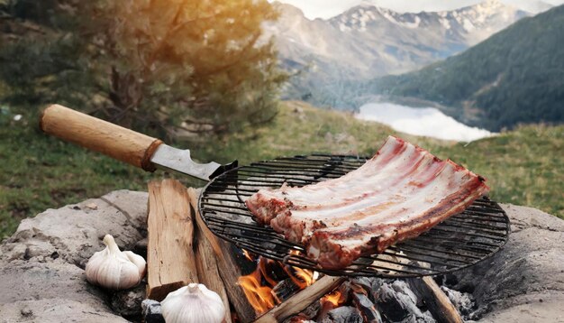 een grill met een mes en een steak erop