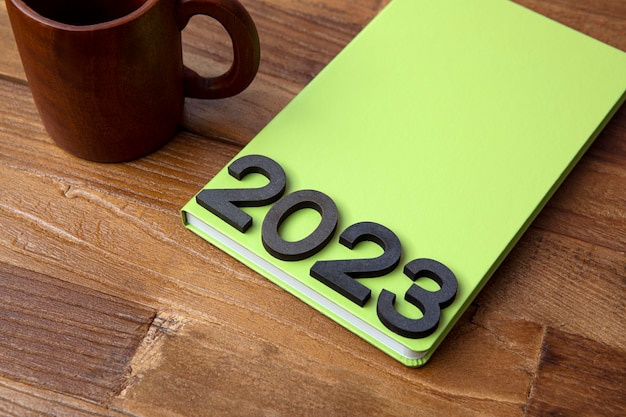 Een groen boekje met de cijfers 2023 erop