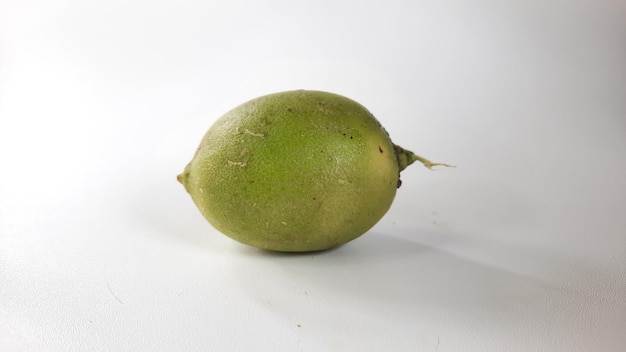 Een groen limoenfruit op een witte achtergrond