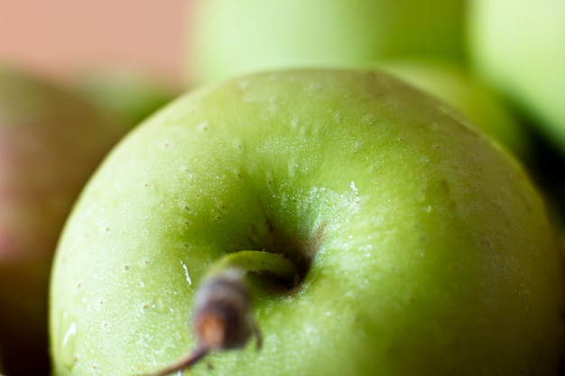 Een groene appel in druppels water. Macro-opnamen. Selectieve aandacht