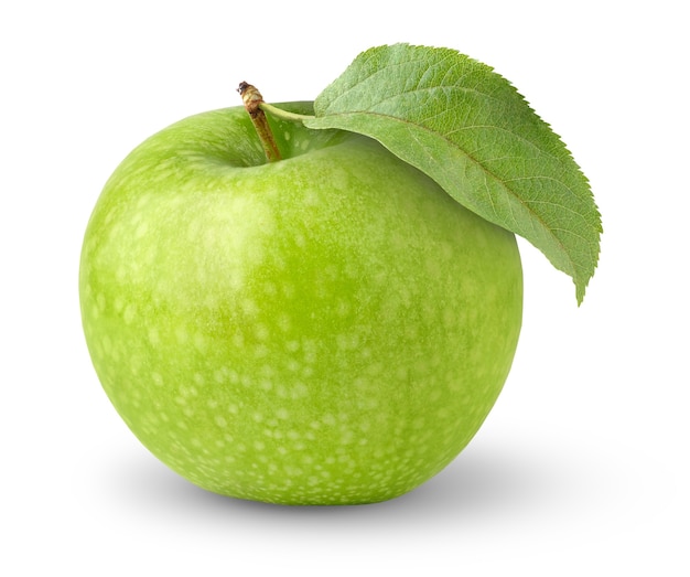 Een groene appel met blad geïsoleerd op een witte ondergrond