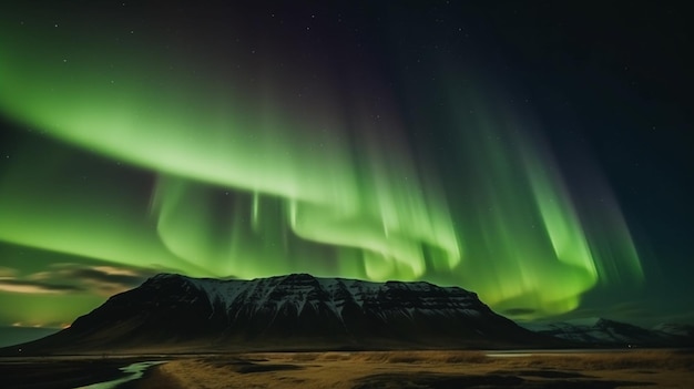 Een groene aurora over een berg