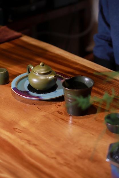 Een groene beker op een tafel