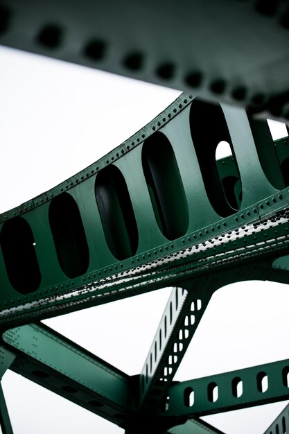 Foto een groene brug met een groot gat in het midden waarop het woord brug staat.