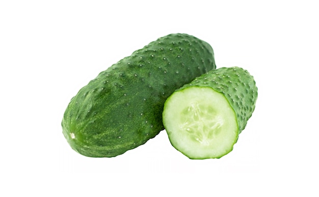 Een groene komkommer met de helft geïsoleerd op een witte achtergrond