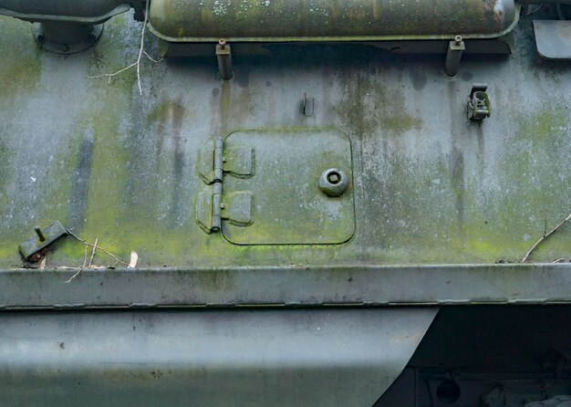 een groene tank met het nummer 4 erop