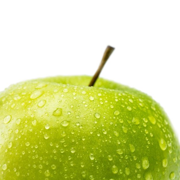 Een groene verse appel met druppels water geïsoleerd op een witte achtergrond. Genomen in Studio met een 5D mark III.