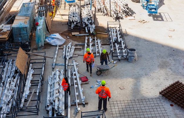 Een groep bouwvakkers op de bouwplaats van Milaan