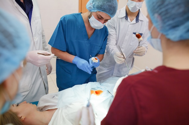 Een groep chirurgen die operaties uitvoeren in een ziekenhuis.