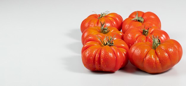 Foto een groep costoluto grote tomaten op een grijze achtergrondruimte voor tekst