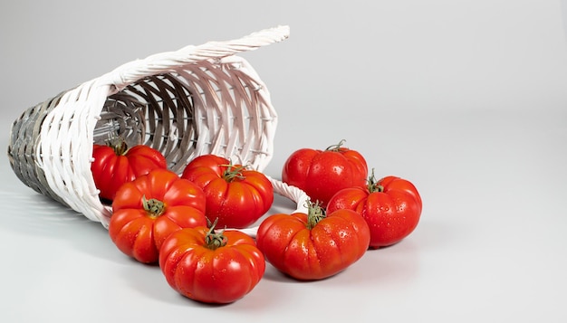 Een groep Costoluto grote tomaten op een witte achtergrondruimte voor tekst